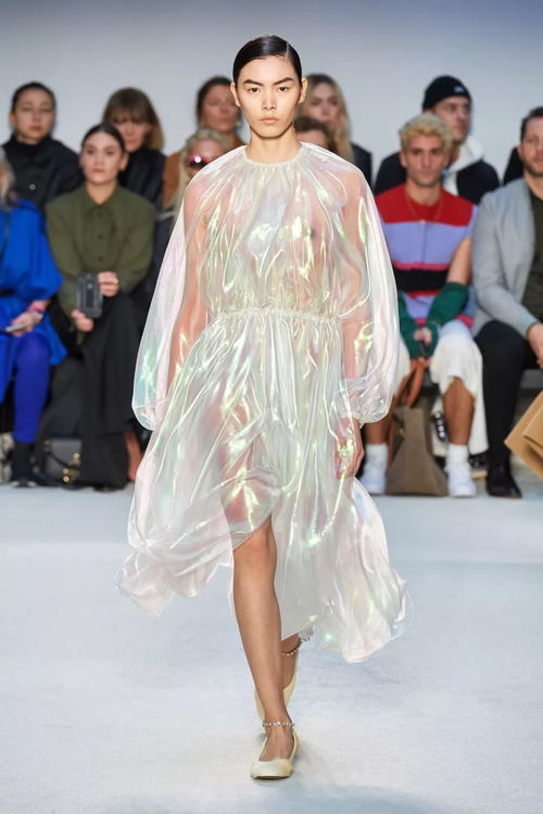 jw anderson 2020秋冬系列用简洁有力的时装廓形,为当下成熟的 多变的 敏锐的女性衣橱提出实用性更强的解决方案 服装