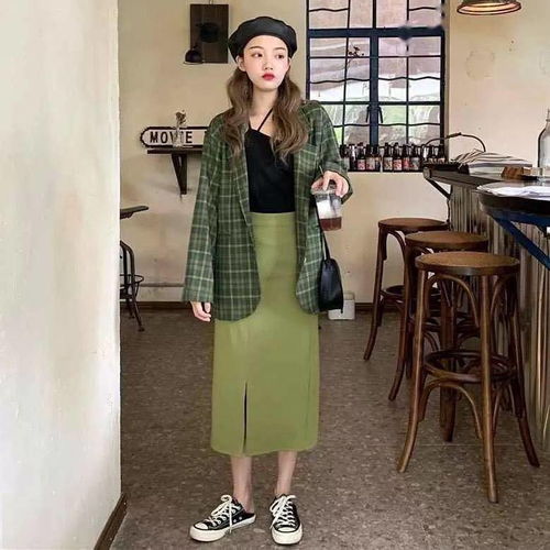 服装搭配 厚外套 阔腿裤 毛衣 半裙 运动鞋 贝雷帽 精致冬日女生